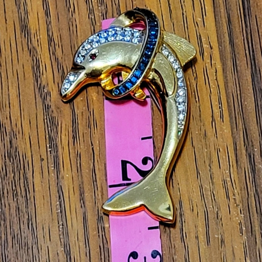 Signed Butler Fifth Avenue Dolphin Brooch – Vintage Gold Tone Z4